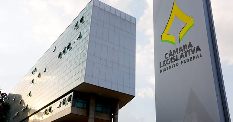 Críticas a gastos com cartas pela Câmara Legislativa