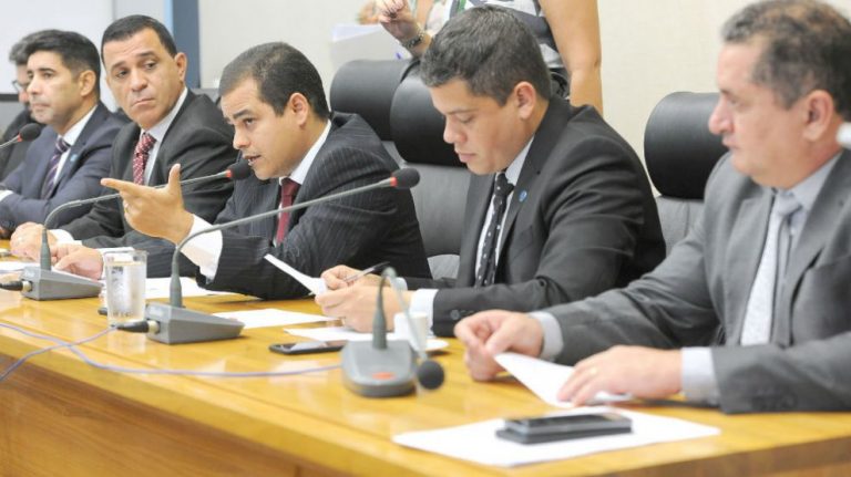 Comissões aprovam projeto que cria o cartão material escolar