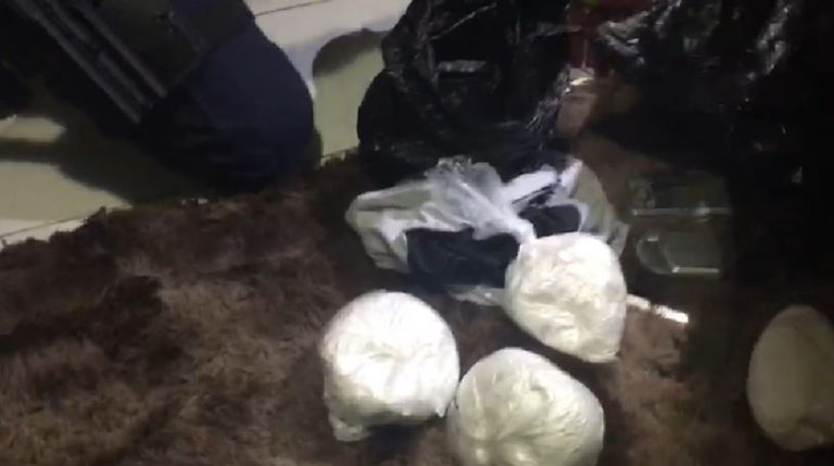 Homem “entra pelo cano” ao jogar cocaína em ralo de casa no DF