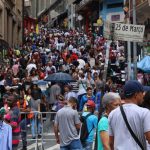 Movimento do comércio popular na 25 de Março no mês do Natal.