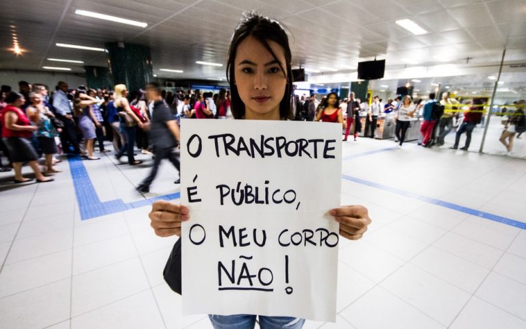 Mulheres foram mais alvo de assédio sexual do que de roubos ao se deslocarem pelas cidades no país, aponta pesquisa