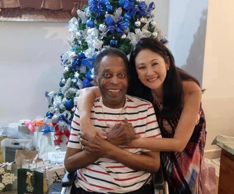 Pelé passa Natal com a família em Guarujá, SP, após ter alta de hospital