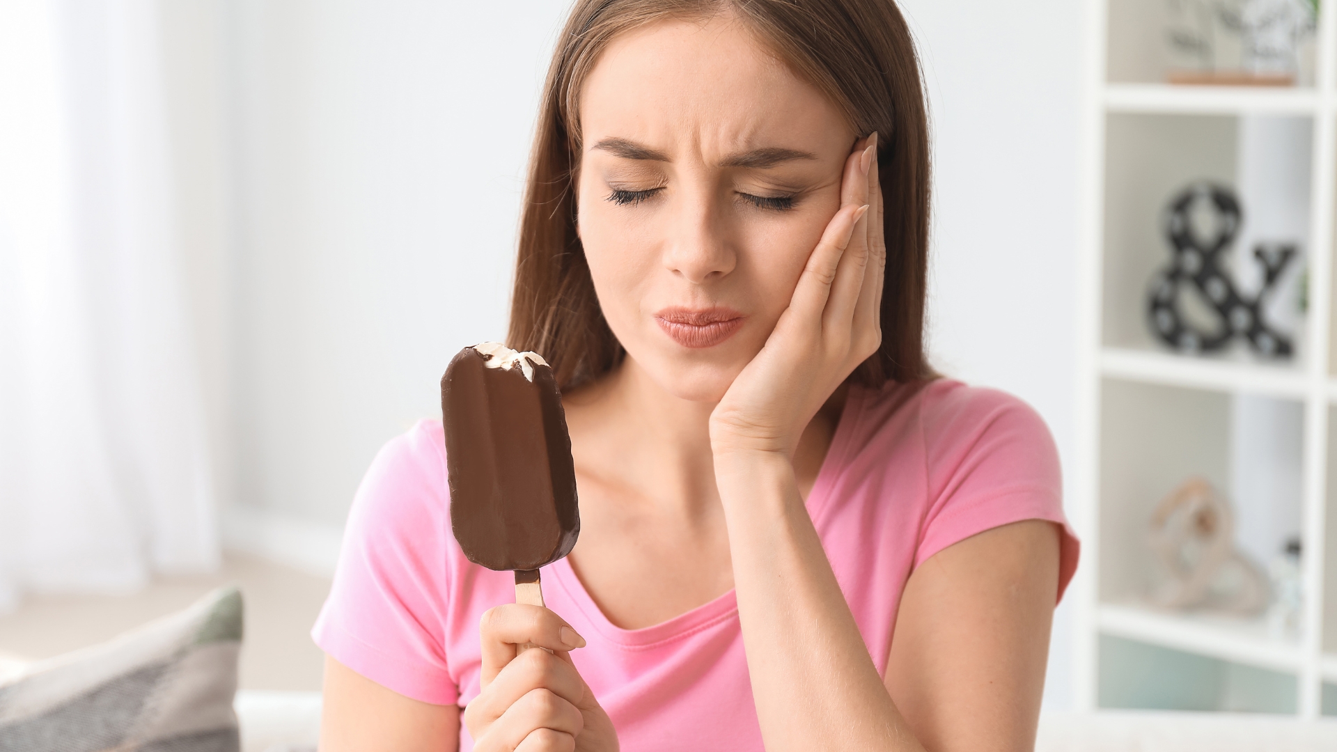 Saiba por que algumas pessoas sentem dor no dente ao comer doce ...