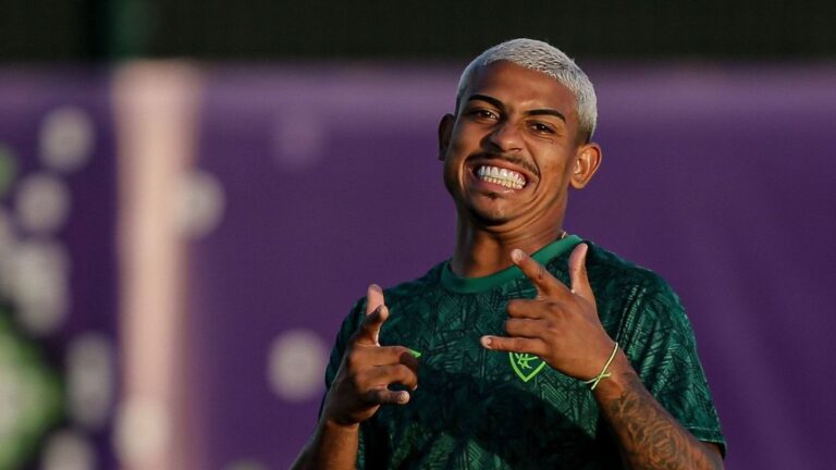 Gabigol antecipa apresentação e treina no CT do Flamengo