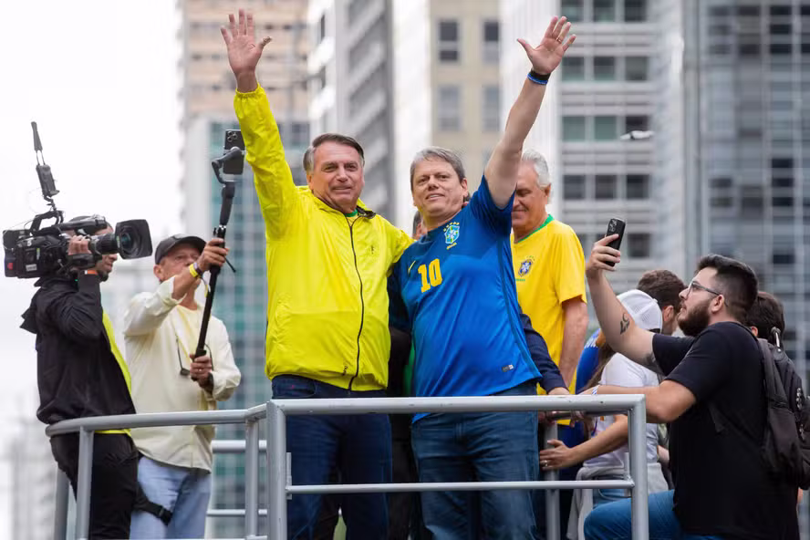 A camisa azul de Tarcísio e o reposicionamento da direita brasileira