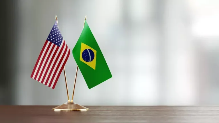 Comércio bilateral Brasil-EUA segue em retração, com queda nas exportações e importações em 2026, aponta Monitor do Comércio da Amcham Brasil