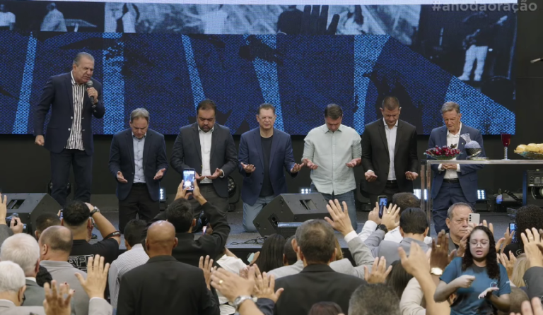 Eleições 2026: Silas Malafaia ora por Flávio Bolsonaro, Douglas Ruas e Castro em culto no Rio